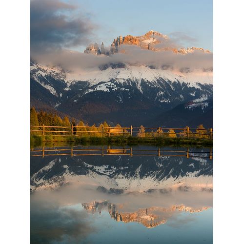 Zwick, Martin 아티스트의 Rosengarten-Catinaccio mountain range in the dolomites of South Tyrol-Alto Adige-are reflected in a작품입니다.